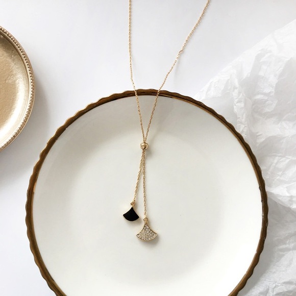 Jewelry - ✨Dainty Black Gingko Necklace